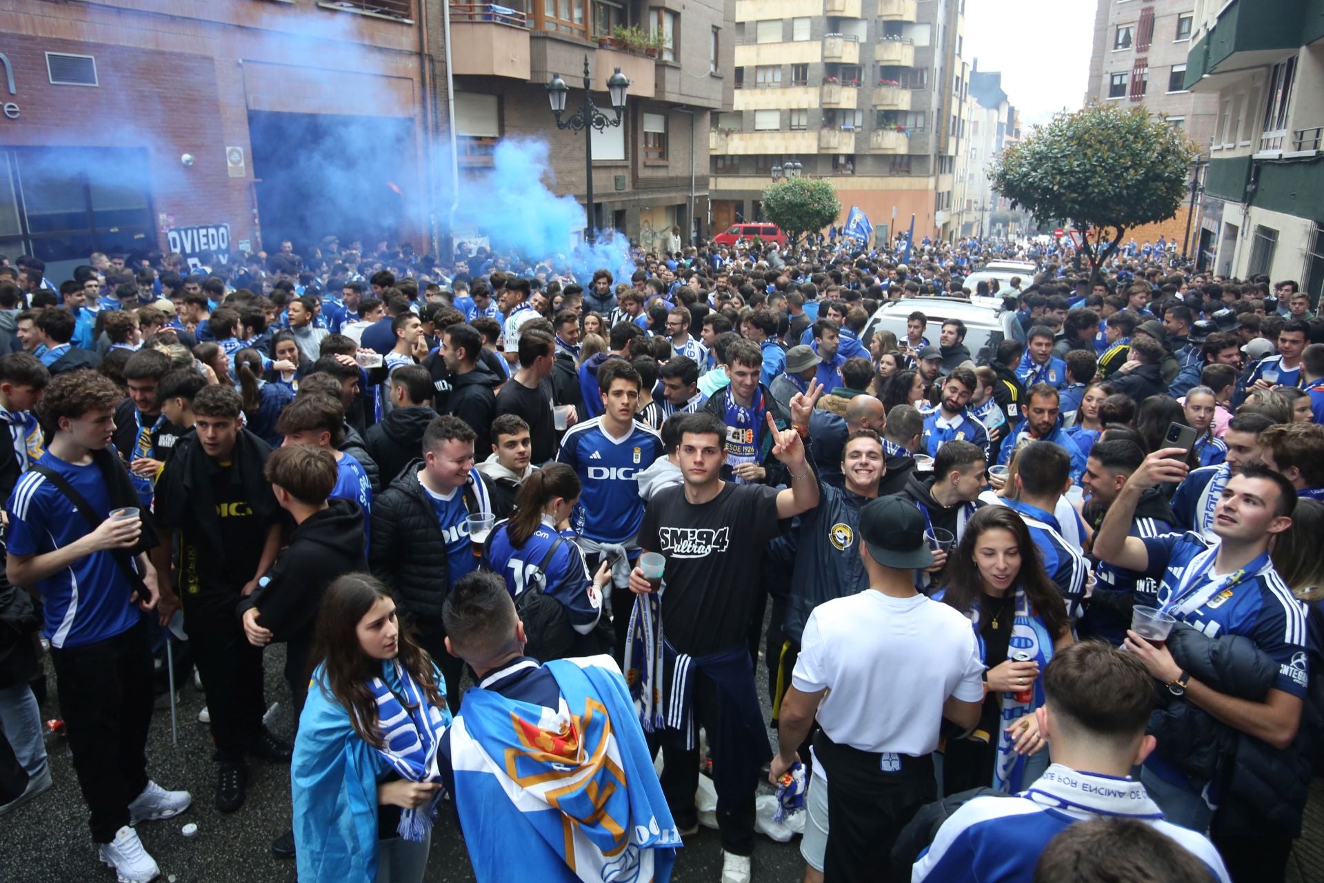 Afición inquebrantable: ambientazo en las calles para animar al Real Oviedo