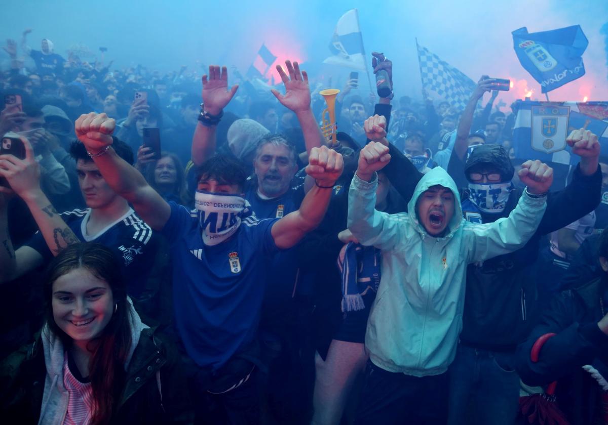 Afición inquebrantable: ambientazo en las calles para animar al Real Oviedo