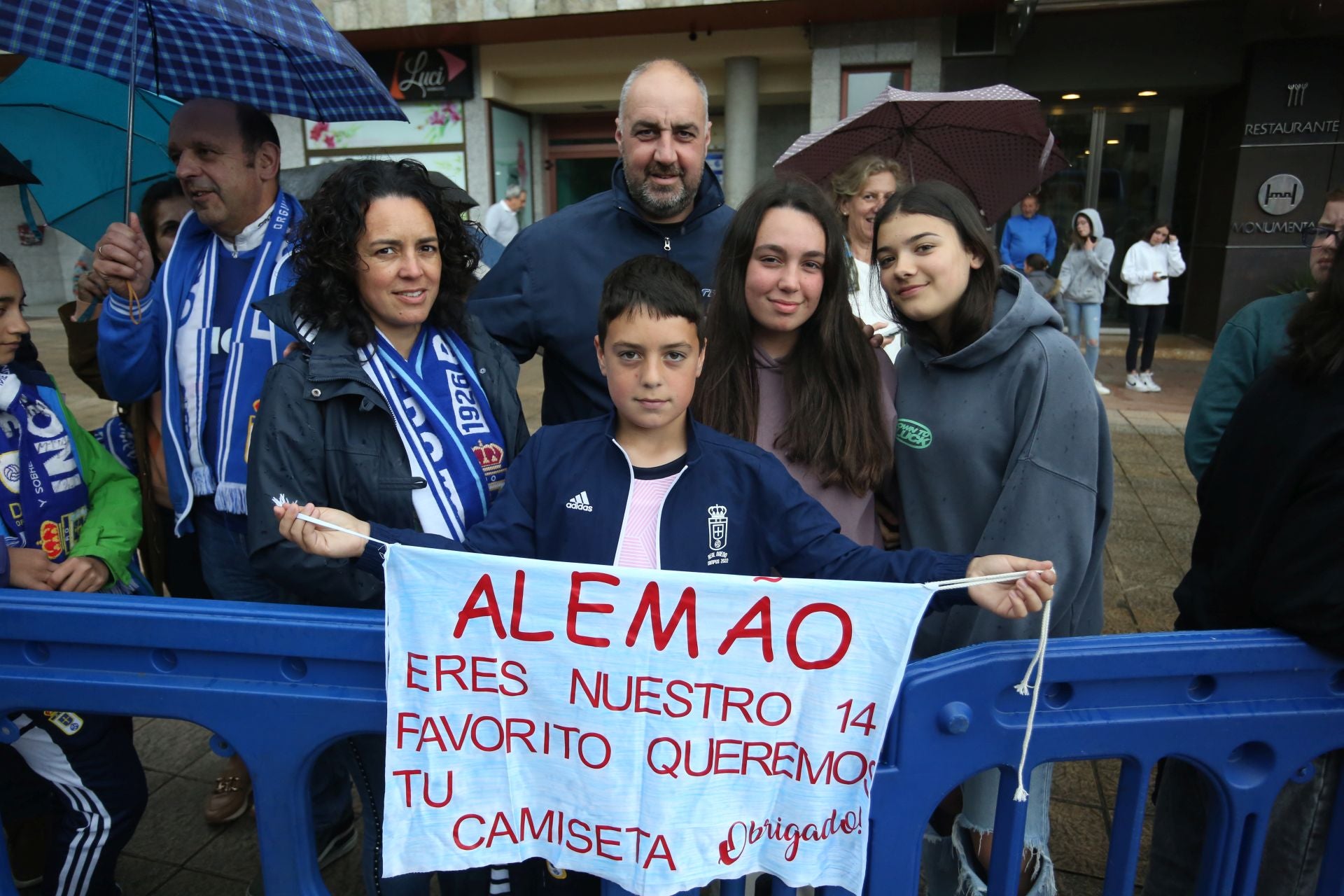 Afición inquebrantable: ambientazo en las calles para animar al Real Oviedo