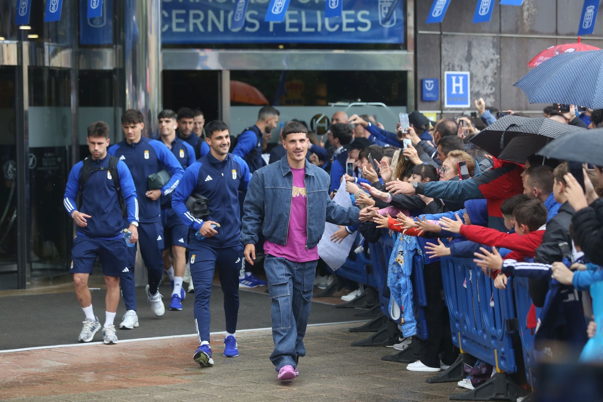 Afición inquebrantable: ambientazo en las calles para animar al Real Oviedo