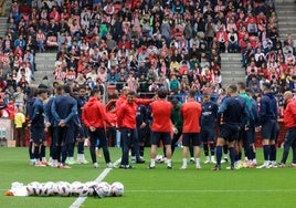 El Sporting, en el entrenamiento en El Molinón arropados por la afición.