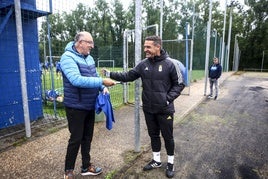 Luis Carrión saluda a Arturo Requejo antes del entreno.