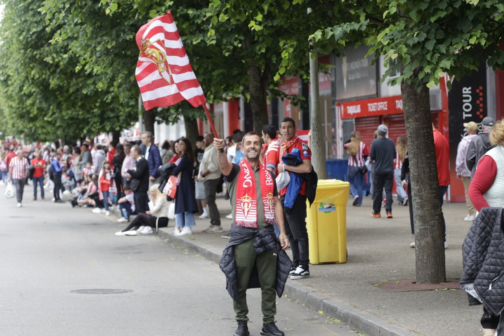 Gijón, una ciudad volcada con su equipo: «¡Vamos Sporting!»