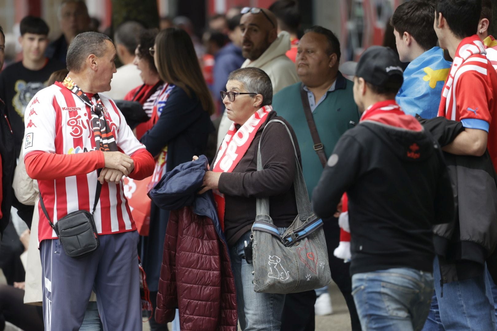 Gijón, una ciudad volcada con su equipo: «¡Vamos Sporting!»