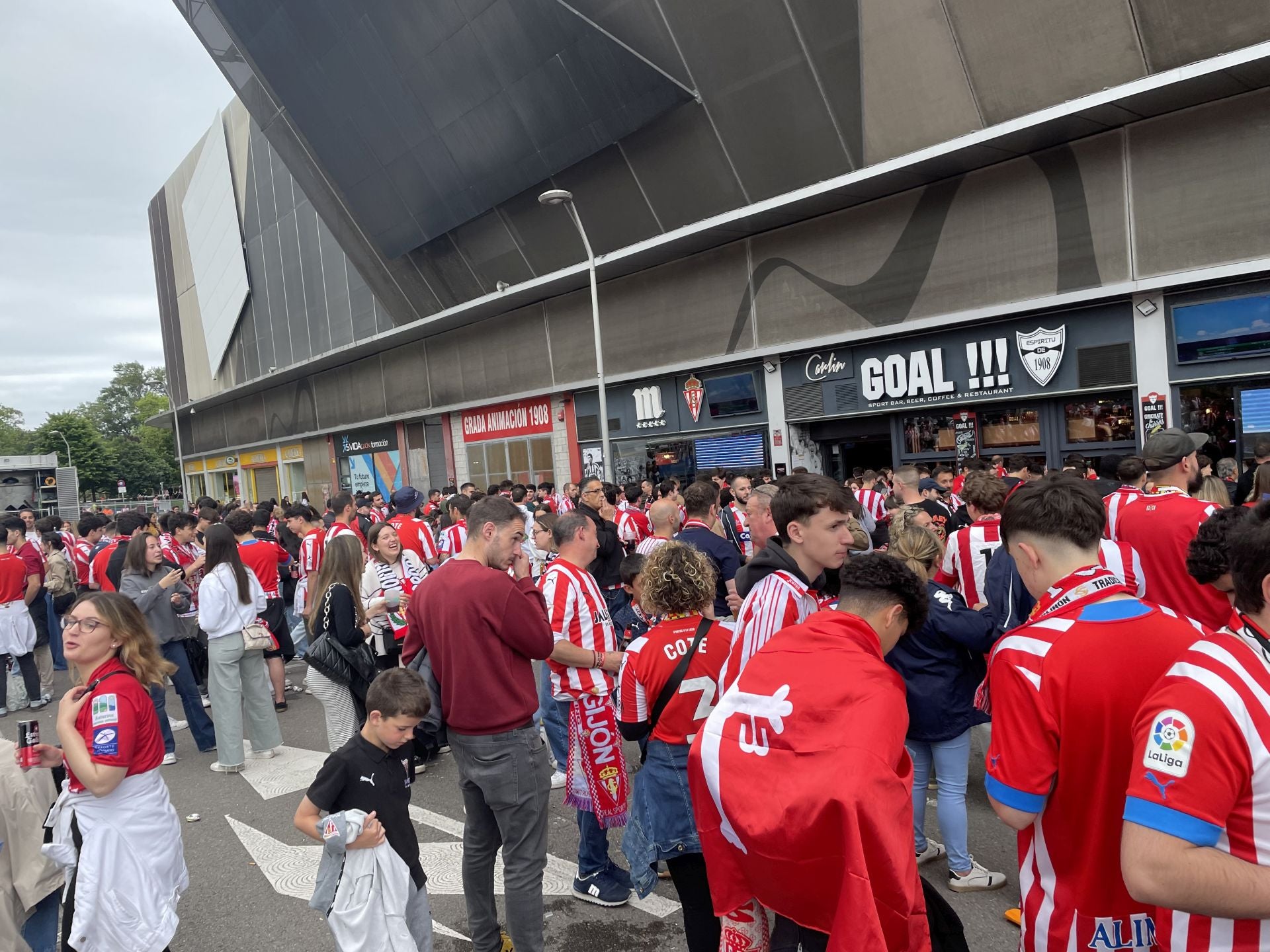 Gijón, una ciudad volcada con su equipo: «¡Vamos Sporting!»