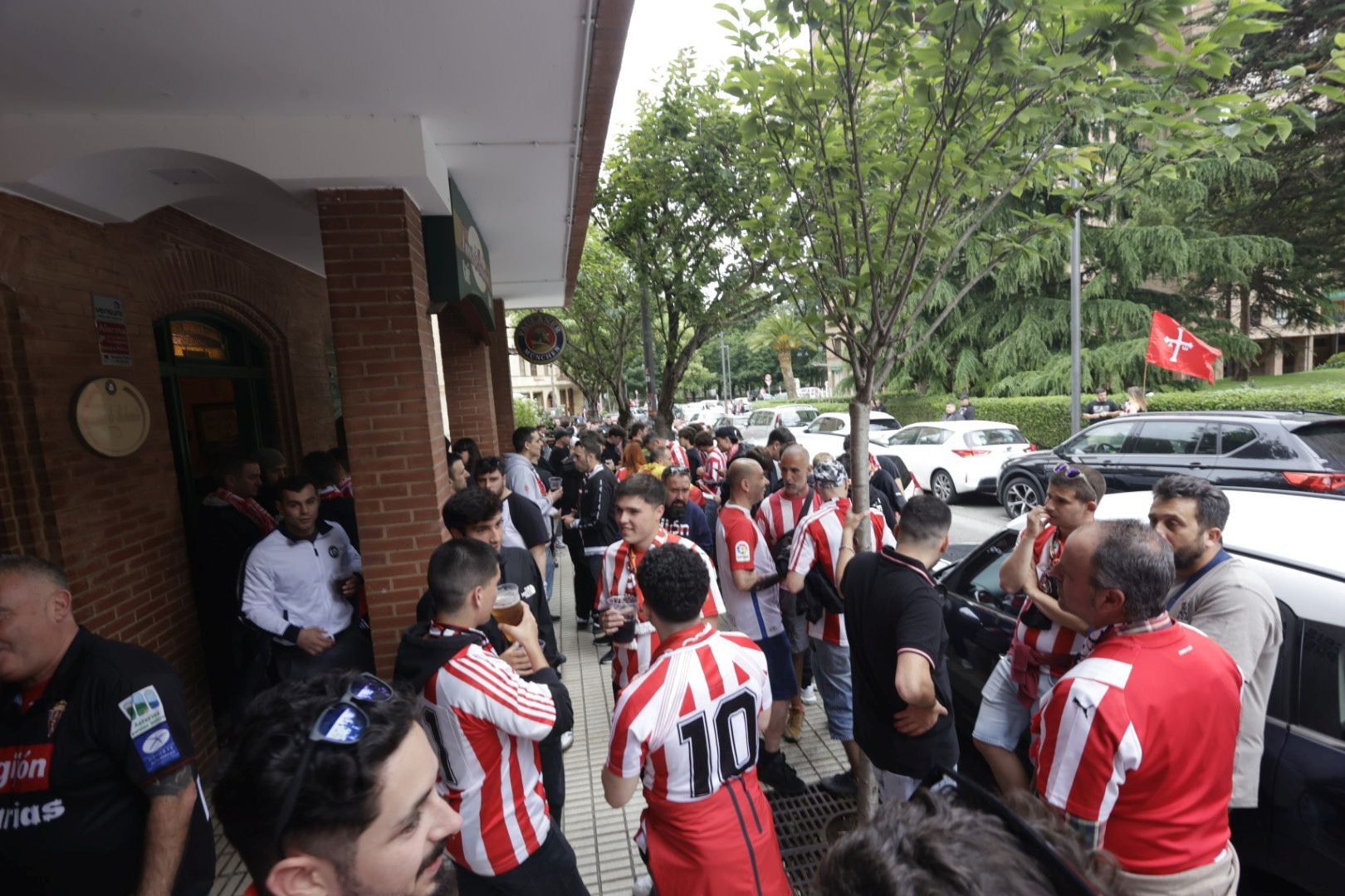 Gijón, una ciudad volcada con su equipo: «¡Vamos Sporting!»