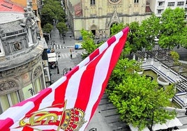 Un aficionado colocó una gran bandera del Sporting en el balcón de su vivienda, en Begoña.