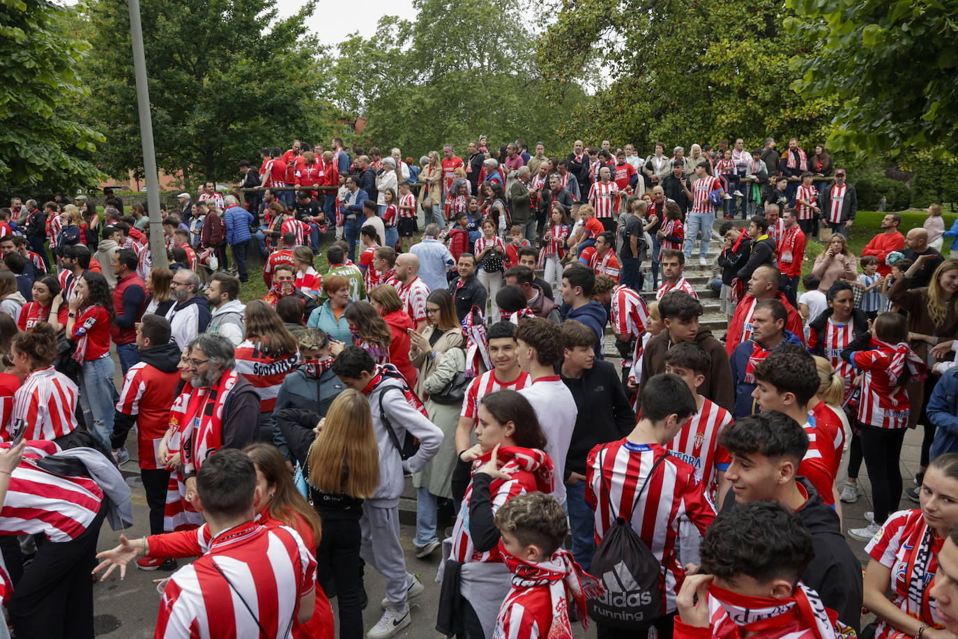 &#039;Nos va a salir bien&#039;: apoteósica bienvenida de la afición al bus del Sporting en El Molinón