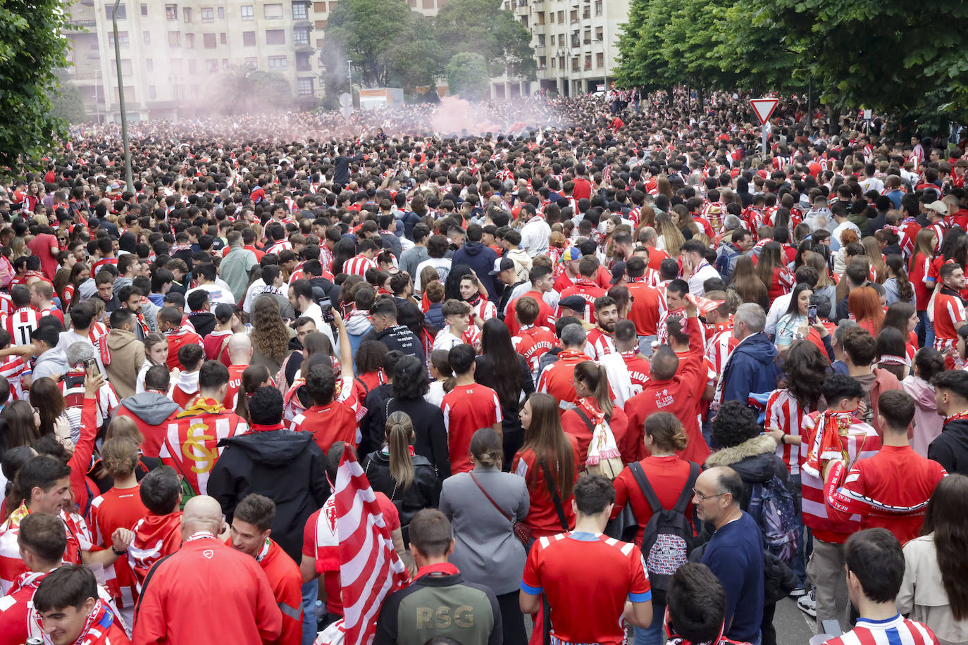 &#039;Nos va a salir bien&#039;: apoteósica bienvenida de la afición al bus del Sporting en El Molinón