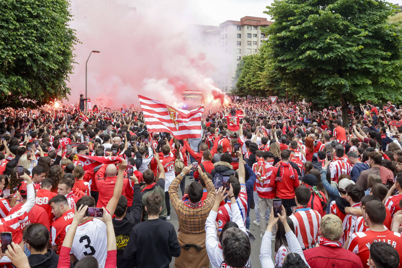 &#039;Nos va a salir bien&#039;: apoteósica bienvenida de la afición al bus del Sporting en El Molinón