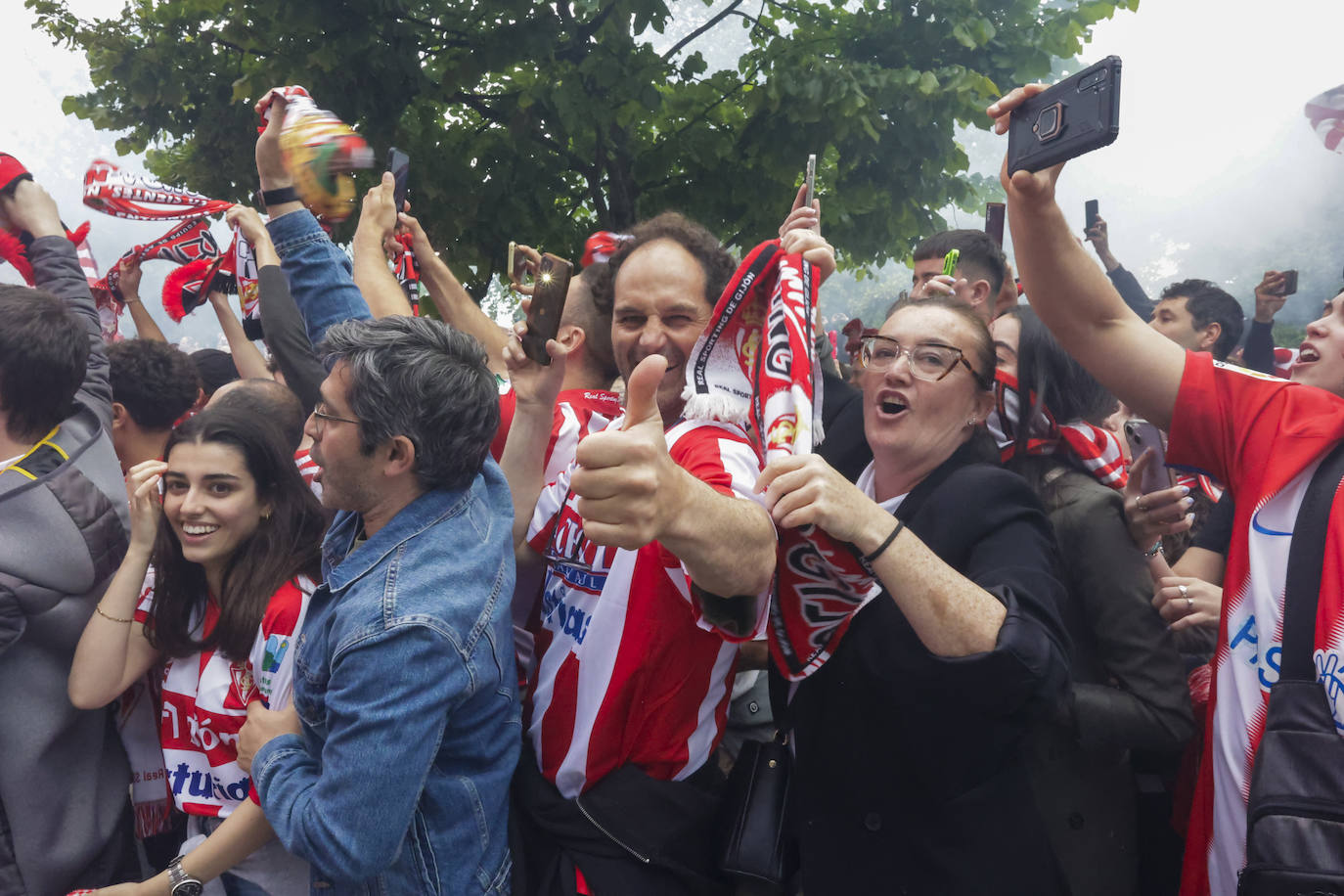 &#039;Nos va a salir bien&#039;: apoteósica bienvenida de la afición al bus del Sporting en El Molinón