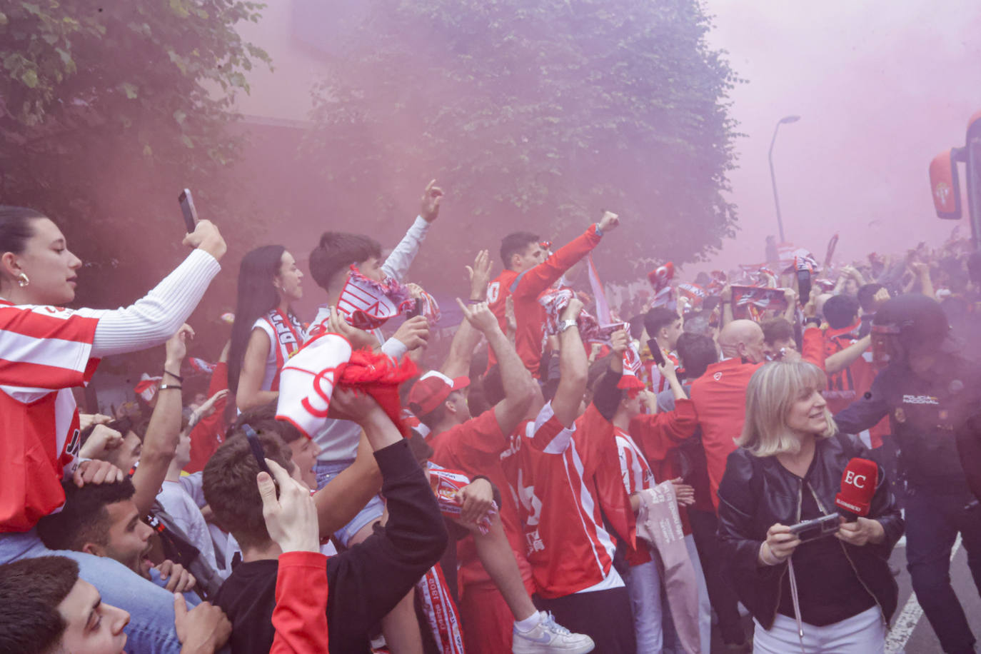 &#039;Nos va a salir bien&#039;: apoteósica bienvenida de la afición al bus del Sporting en El Molinón