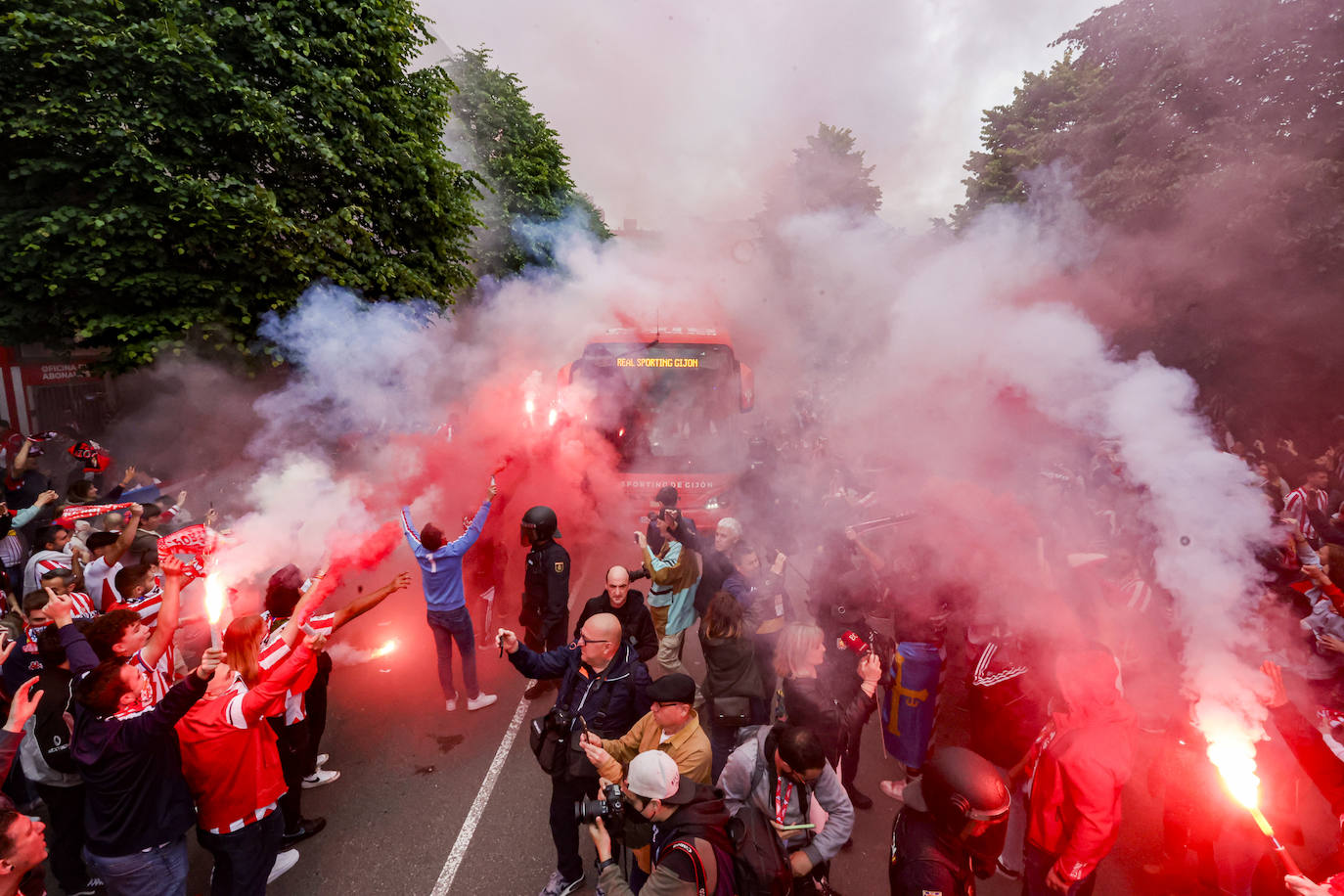 &#039;Nos va a salir bien&#039;: apoteósica bienvenida de la afición al bus del Sporting en El Molinón