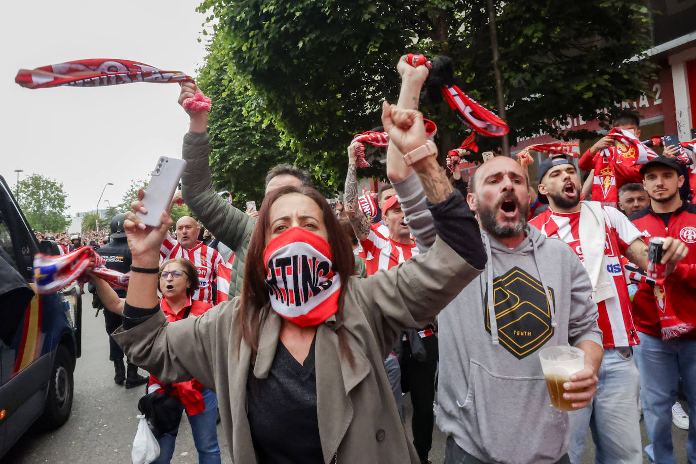 &#039;Nos va a salir bien&#039;: apoteósica bienvenida de la afición al bus del Sporting en El Molinón