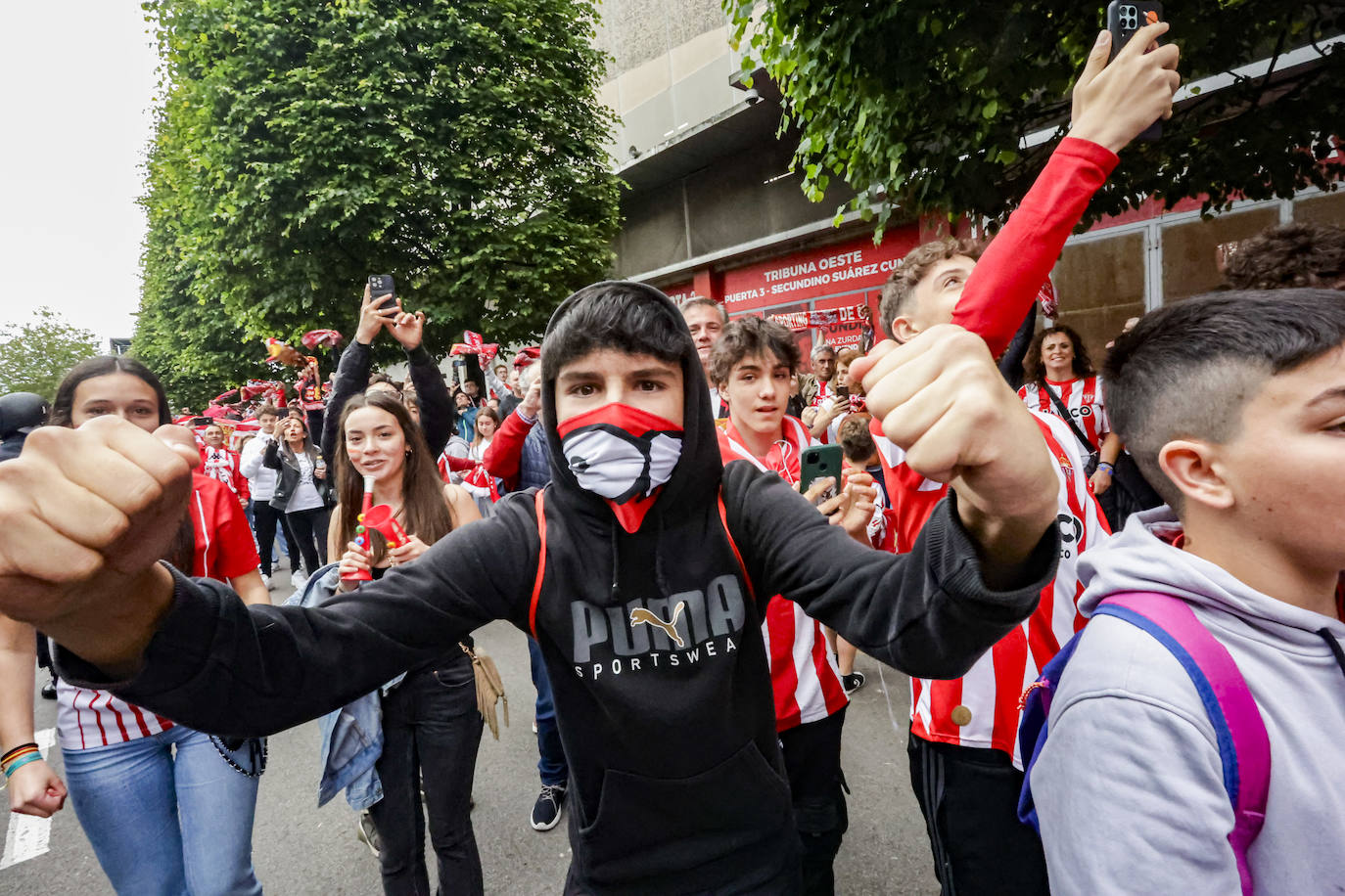 &#039;Nos va a salir bien&#039;: apoteósica bienvenida de la afición al bus del Sporting en El Molinón