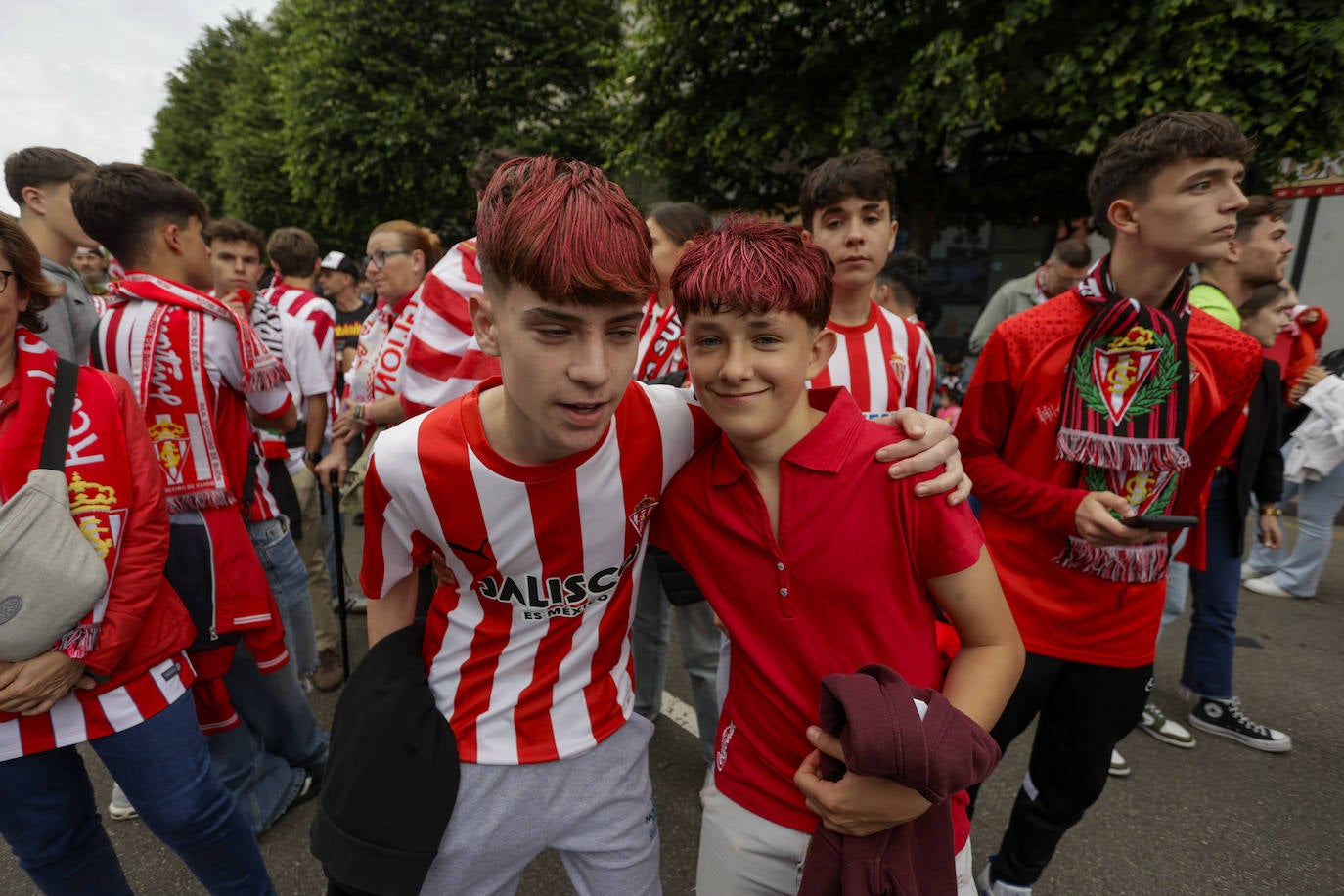 &#039;Nos va a salir bien&#039;: apoteósica bienvenida de la afición al bus del Sporting en El Molinón