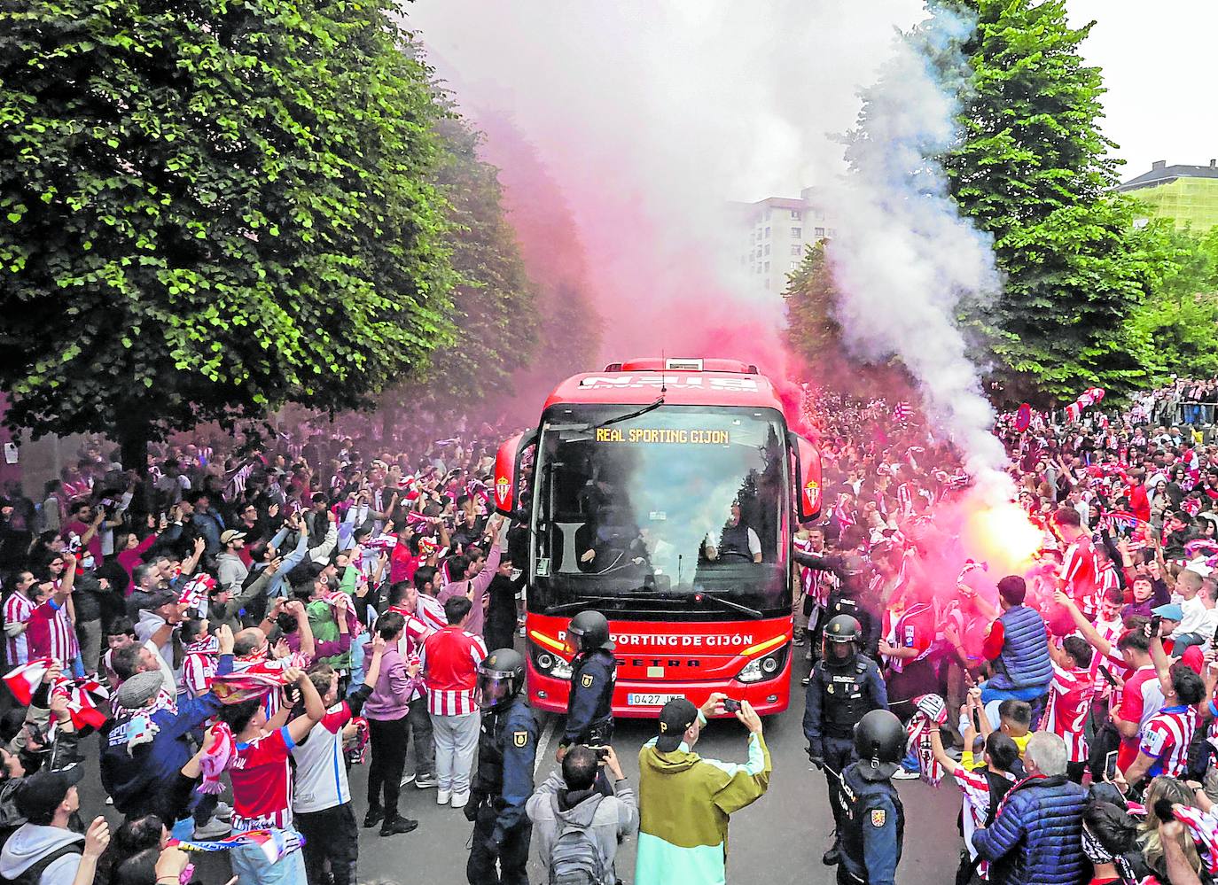 Miles de aficionados se concentraron ayer en la calle de Luis Adaro para recibir al equipo ante el partido más trascendental de la temporada.