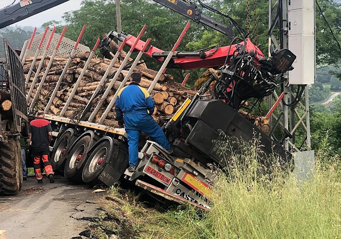 Estado en el que quedó el camión tras el accidente.