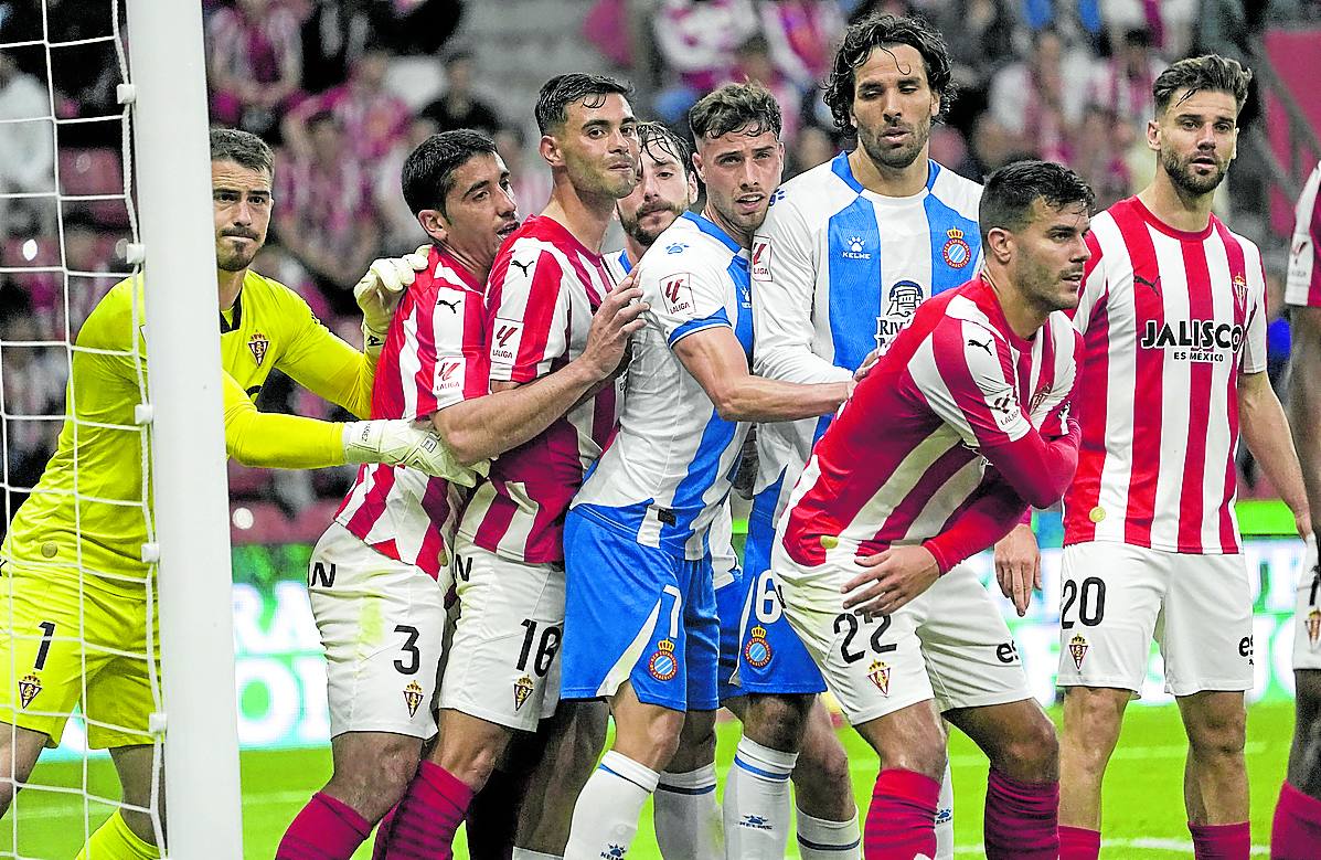 Cote, junto a Yáñez, Diego, Róber Pier y Mario, en un córner a favor del Espanyol.