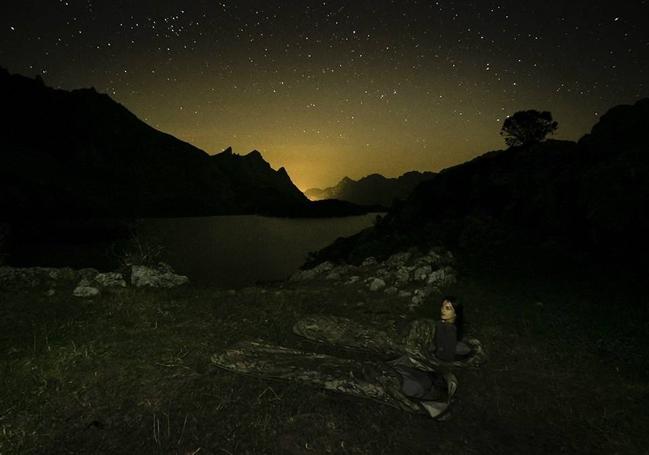 Dormir al raso, en una braña o sitio apartado, dejandose arropar por la magia de Somiedo: esa es la esencia de los Vivacs dirigidos