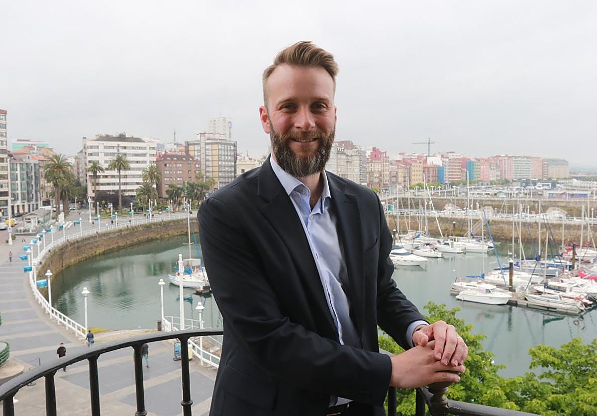 Daniel Martínez Junquera, director de Visita Gijón, desde su despacho ubicado en la Casa Paquet del Puerto Deportivo.