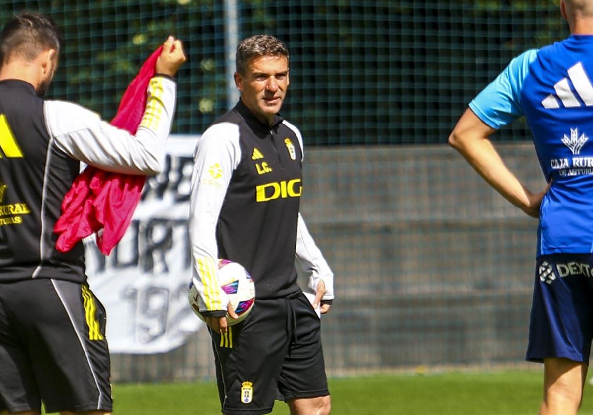 El técnico Luis Carrión, en el inicio de la sesión de ayer.