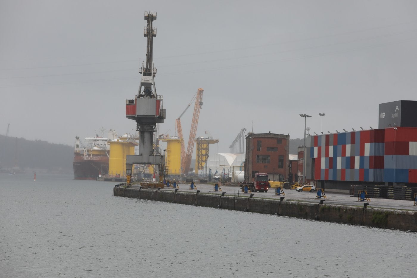 La unión de los muelles de Arcelor y Valliniello dotará al puerto de más de 32.000 metros cuadrados más de servicio en la margen derecha de la ría.