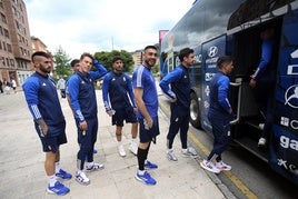 Los jugadores Álex Millán, Paulino, Camarasa, Leo Román, Borja Sánchez y Colombatto, antes de subirse al autocar rumbo Eibar.