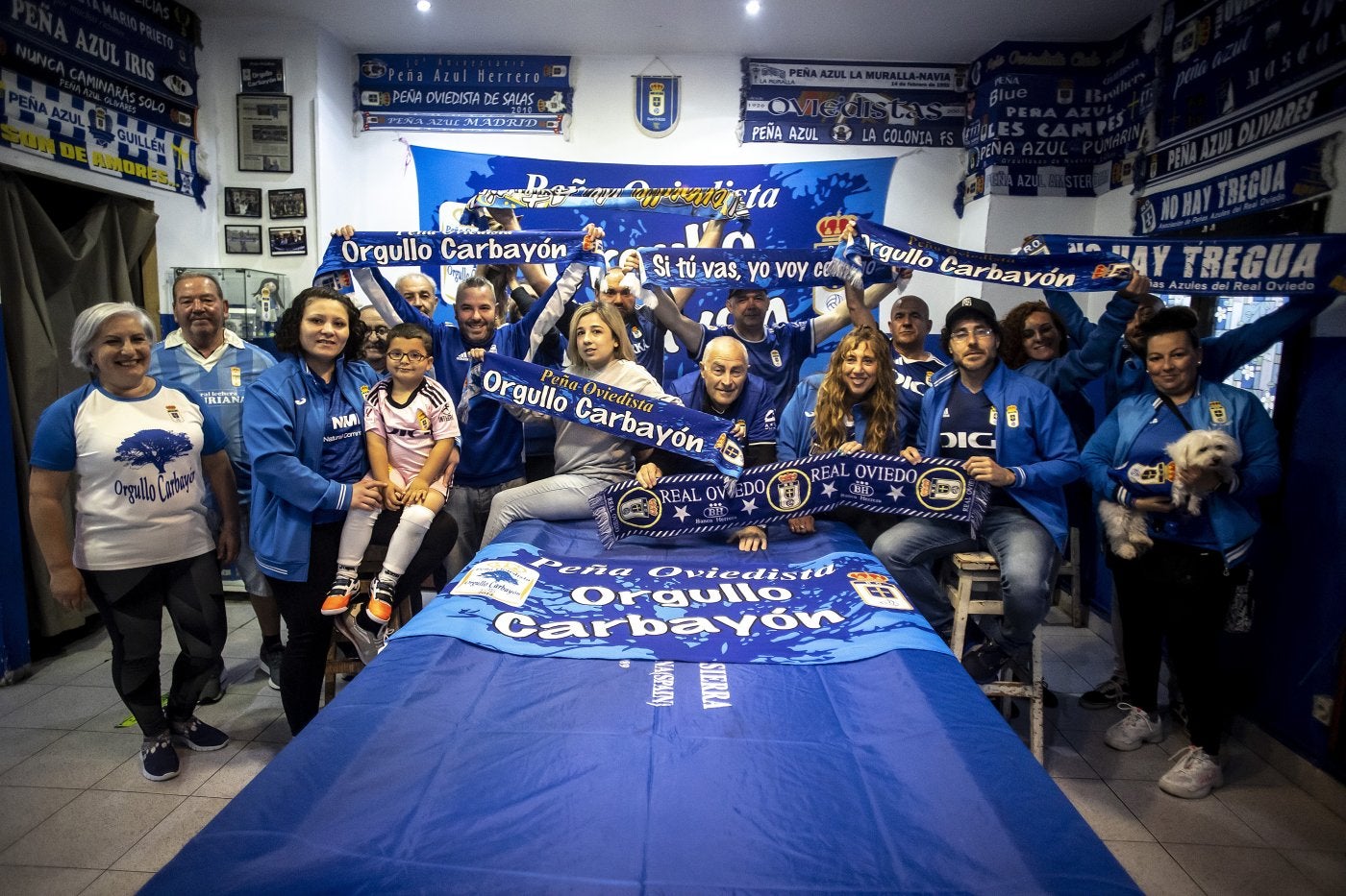 Un grupo de socios de la peña azul Orgullo Carbayón posan con la máxima ilusión en la previa de uno de los partidos más importantes para el Real Oviedo en los últimos años.