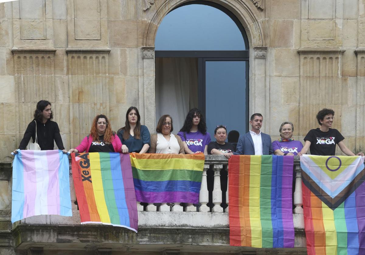 Los grupos de izquierda y la asociación Xega despliegan la bandera LGTBI+ en el Ayuntamiento de Gijón.