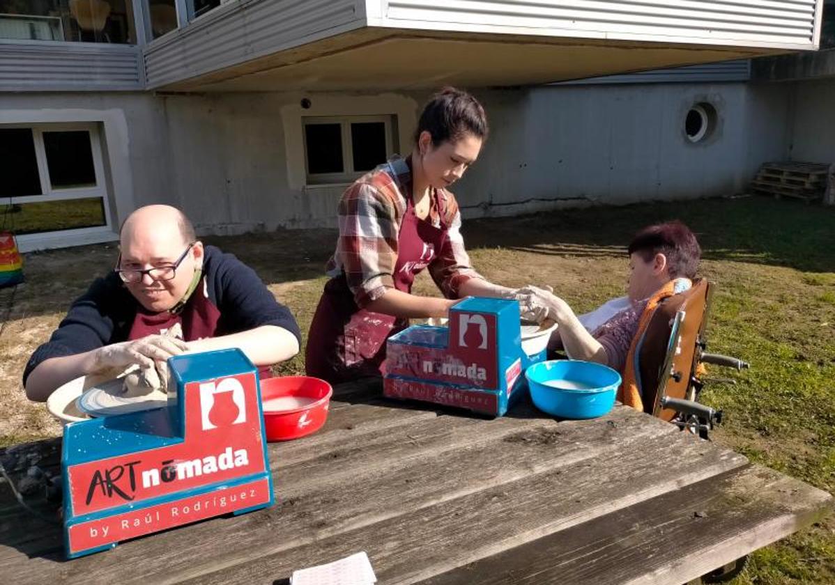 Miembros de la asociación, durante un taller de alfarería