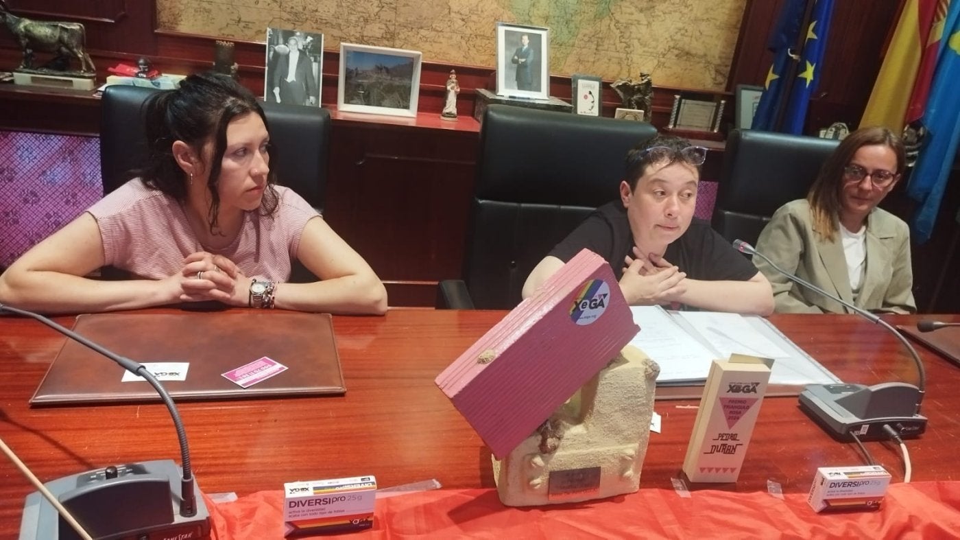 La directora de Participación Ciudadana, Transparencia, Diversidad Sexual y LGTBI, Nuria Rodríguez; la coordinadora de Xega, Yosune Álvarez Barragán, y la concejala de Igualdad de Valdés, Silvia García, con el ladrillo rosa para Alfredo Canteli y el PP de Gijón.