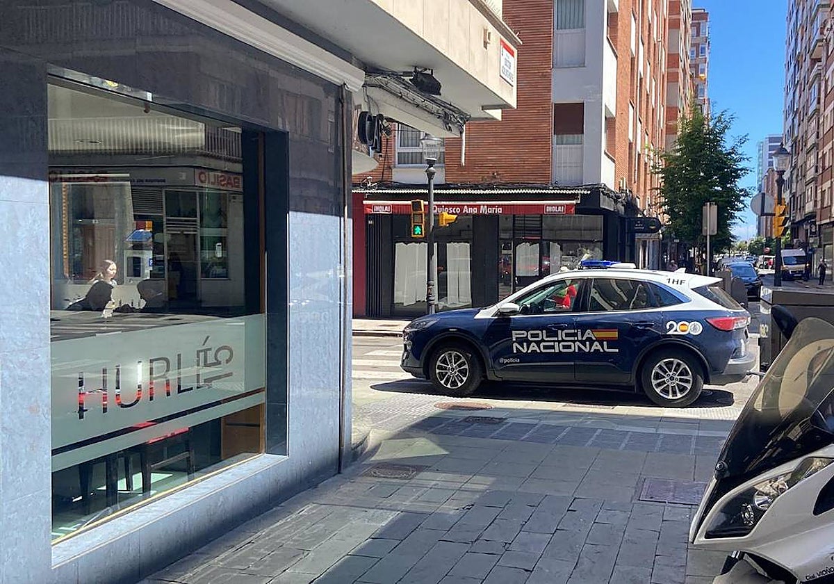 Policía Nacional en la calle Aquilino Hurlé tras la comisión del robo en un piso.