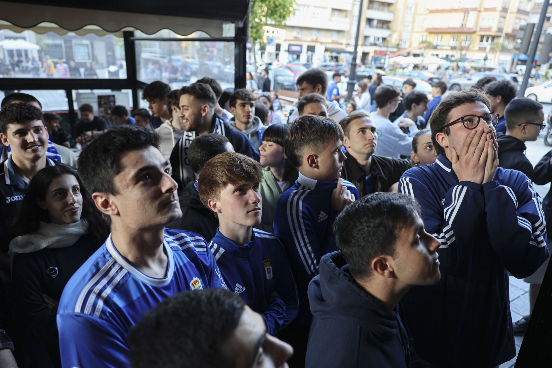 Ambientazo en los bares: así se vivió el partido contra el Eibar en Oviedo