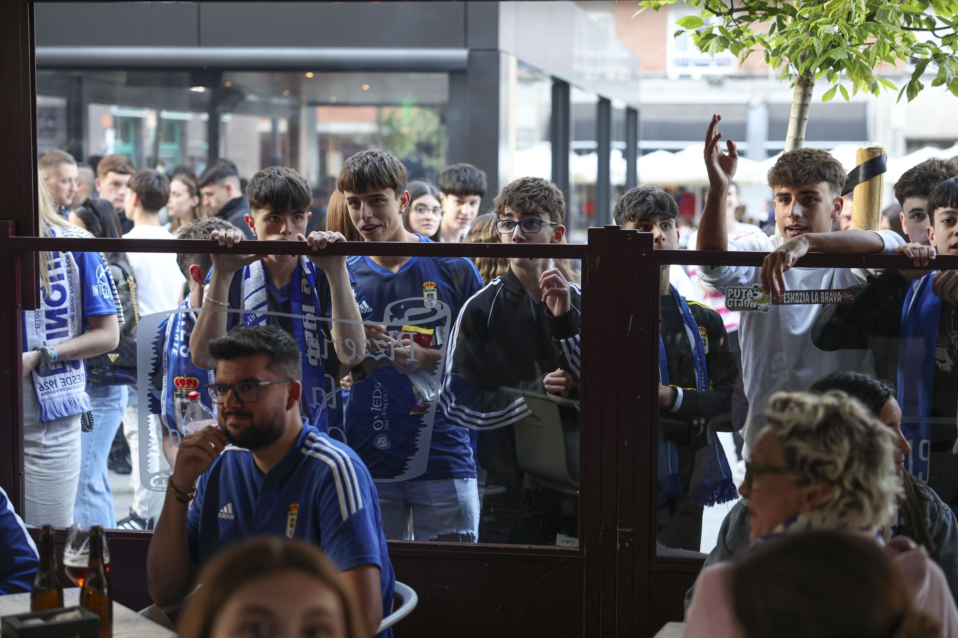 Ambientazo en los bares: así se vivió el partido contra el Eibar en Oviedo