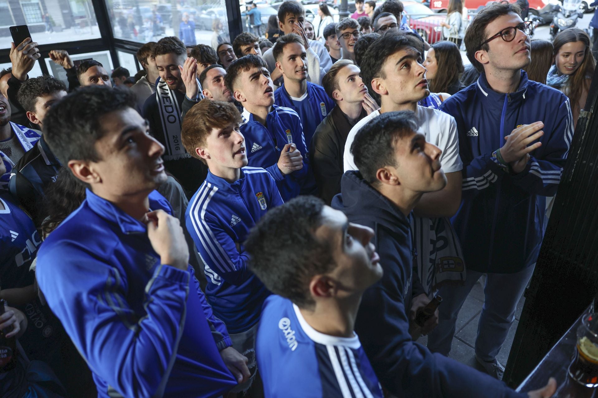 Ambientazo en los bares: así se vivió el partido contra el Eibar en Oviedo