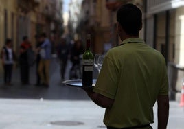 De izquierda a derecha: José Manuel Zapico (CC OO), José Luis Álvarez Almeida (Otea), Judit Flórez (Empleo), Lara Martínez (viceconsejera de Turismo), Adelia García (Inspección de Trabajo) y Javier Fernández Lanero (UGT)