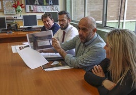 Alberto Pérez, Luis Miguel Muñoz, Juan Manuel de la Grana, Isabel Gancedo, ayer, en la biblioteca del colegio de Latores.