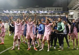 Los jugadores del Oviedo celebran la victoria en Ipurúa.