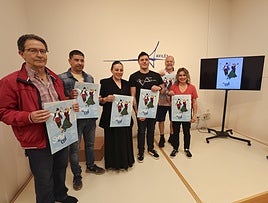 Las cinco agrupaciones folclóricas junto a la concejala de Festejos, ayer en la presentación.