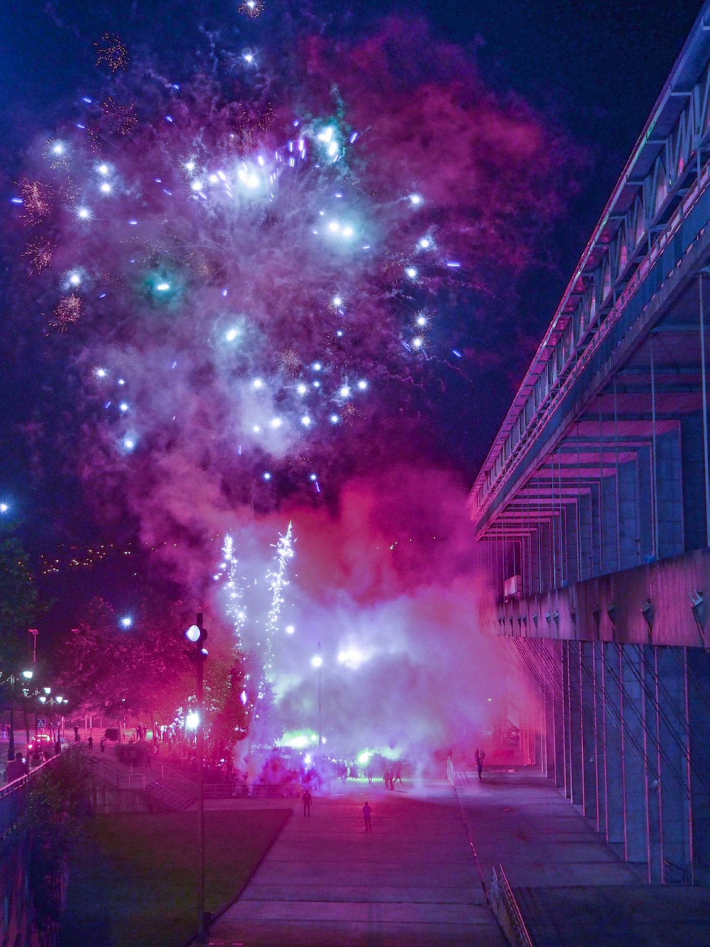 Fuegos artíficiales acompañaron al autocar azul cuando apareció por el entorno del Tartiere.
