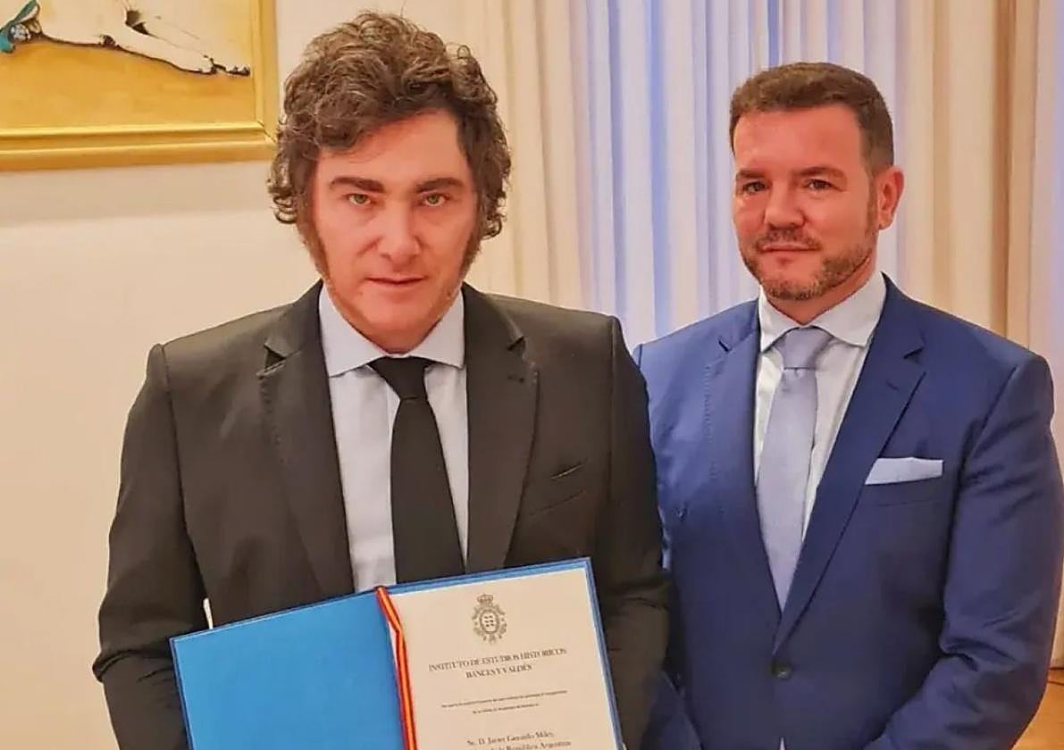 Marcelo Alejandro Nimo entregó a Milei la distinción en Buenos Aires.