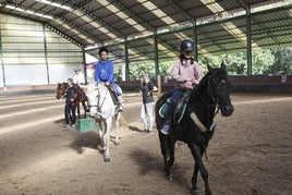 Los alumnos del                             Colegio Manuel Álvarez                        se acercan a la hípica