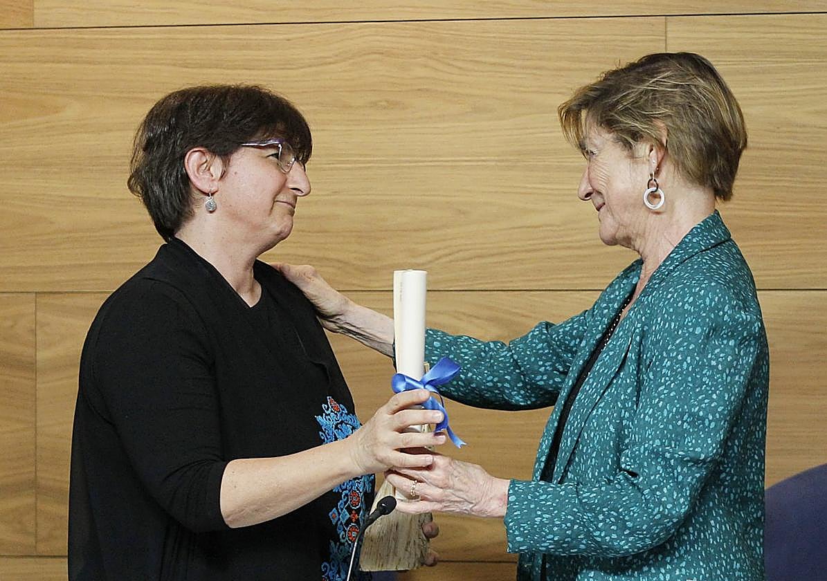 Sahar Francis recoge el premio Alicia Salcedo de manos de Victoria Ortega.