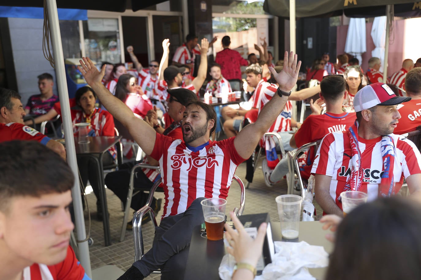 La grada rojiblanca se traslada a Cornellá: los ánimos de la afición del Sporting