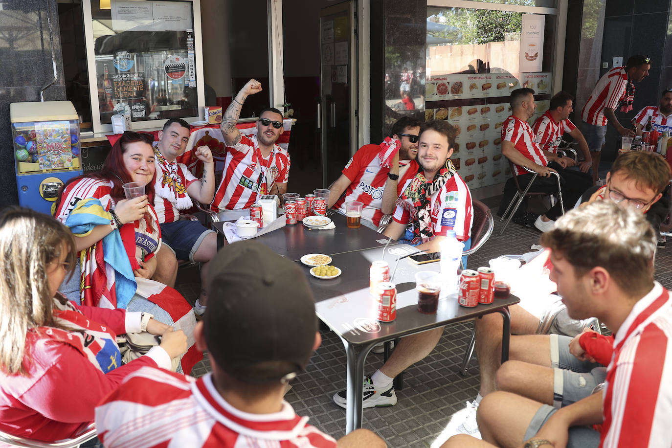 La grada rojiblanca se traslada a Cornellá: los ánimos de la afición del Sporting