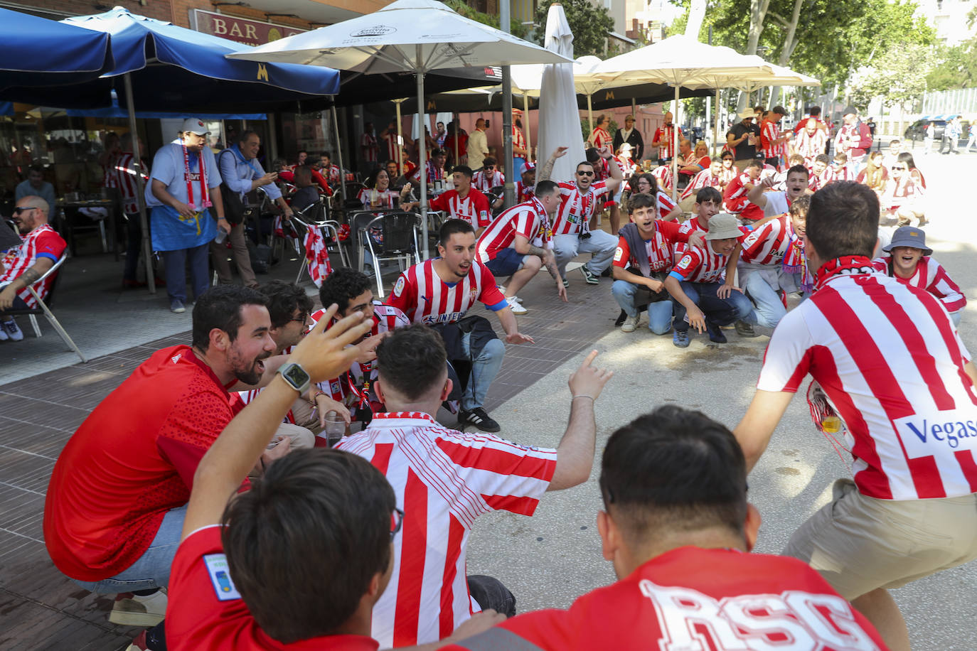 La grada rojiblanca se traslada a Cornellá: los ánimos de la afición del Sporting