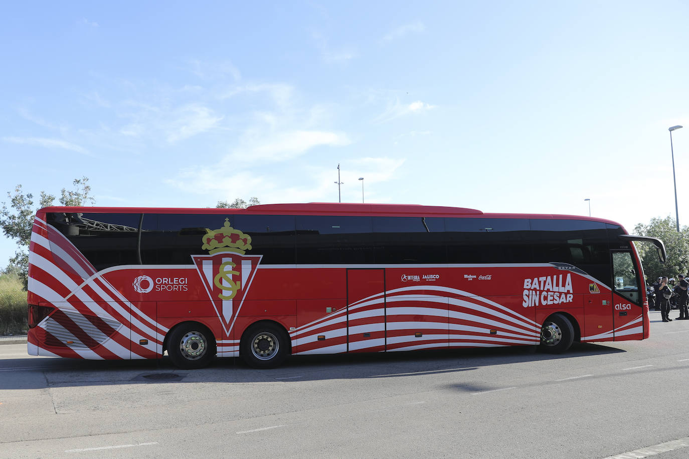 La grada rojiblanca se traslada a Cornellá: los ánimos de la afición del Sporting