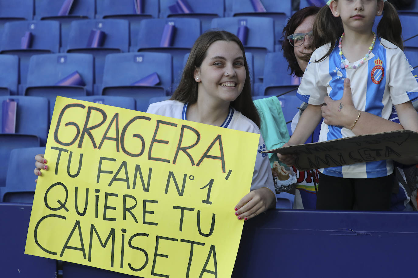 La grada rojiblanca se traslada a Cornellá: los ánimos de la afición del Sporting