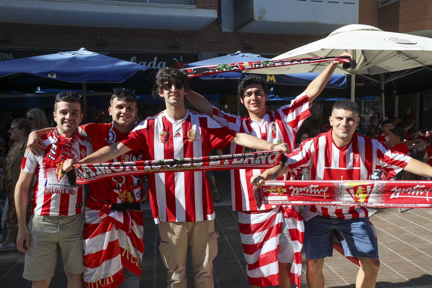 La grada rojiblanca se traslada a Cornellá: los ánimos de la afición del Sporting